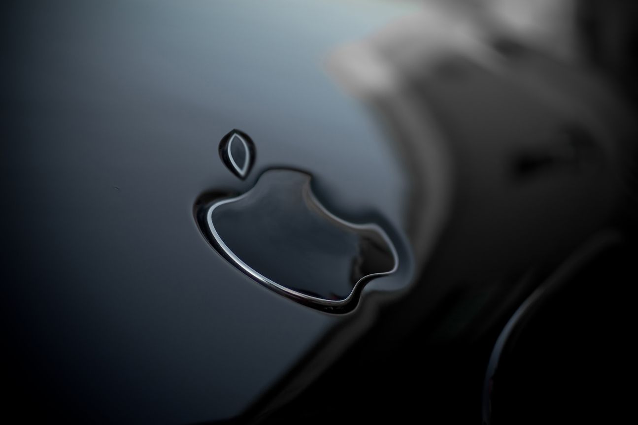 Das Apple-Logo auf einem Auto Das Apple-Logo auf einem Auto