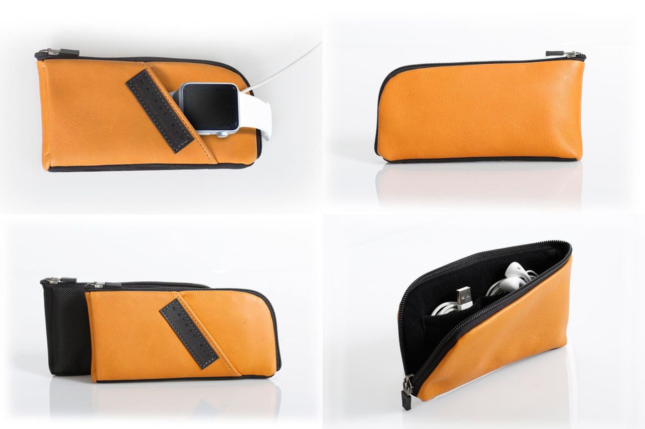 Time Travel Case mit vier Taschen für Zubehör, Ladegerät, Apple Watch und iPhone.