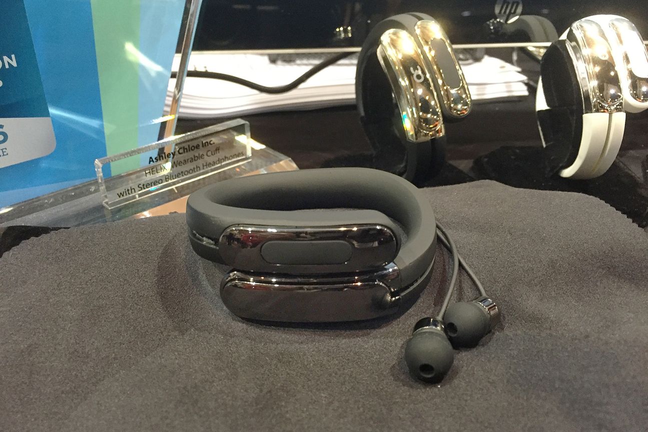 Im Helix Cuff von Ashley Chloe verstecken sich Bluetooth-Kopfhörer. Im Helix Cuff von Ashley Chloe verstecken sich Bluetooth-Kopfhörer.