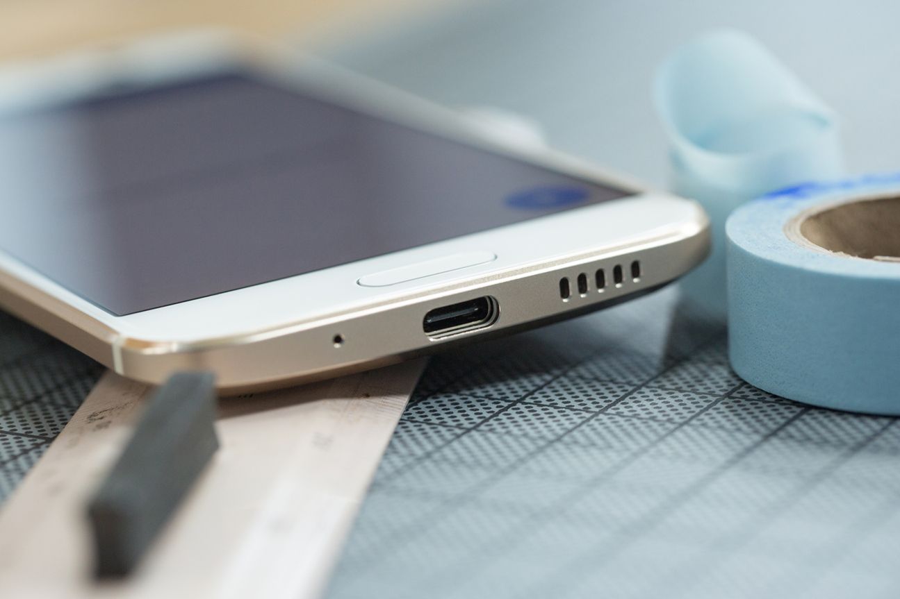 USB-C-Anschluss und einer der zwei Boomsound-Lautsprecher.
