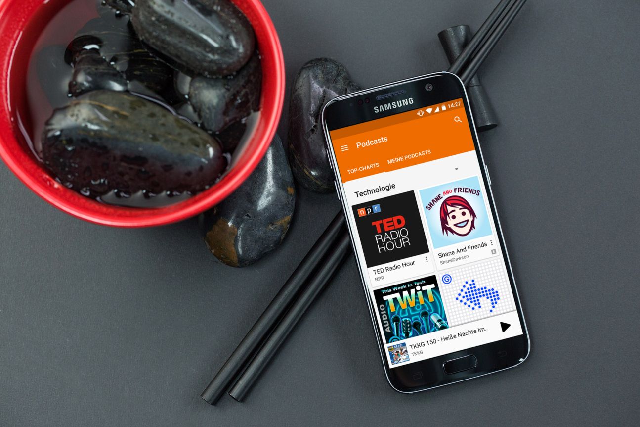 Google Play Music: Podcasts gibt es vorerst nur in den USA. Samsung Galaxy S7 mit geöffneter Google Play Music App