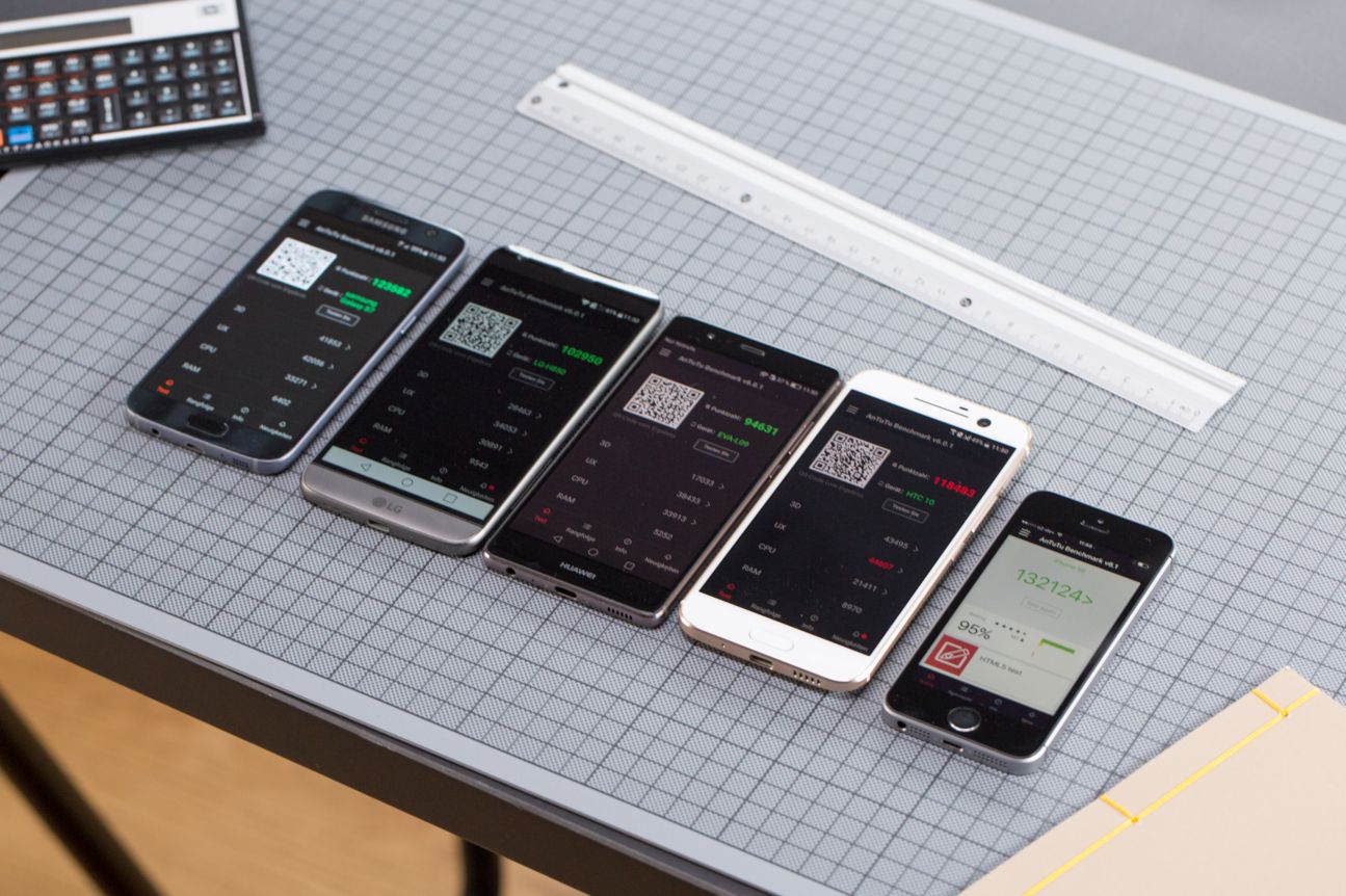 Schon 2016 war das iPhone SE im Vergleich zu den aktuellen Android-Flaggschiffen extrem kompakt (hier rechts im Bild).
