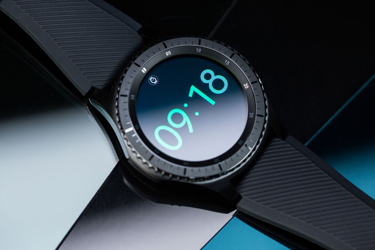 Die Samsung Gear S3 sieht ihrem Nachfolger ähnlich, hat aber kein LTE-Modul