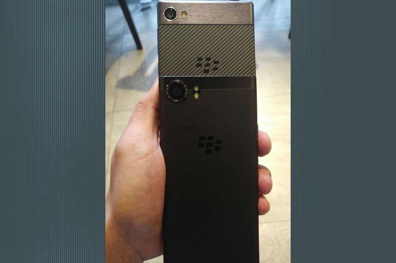 Das obere Gerät soll das BlackBerry Krypton sein, das in Schwarz sei das KeyOne in der Black Edition