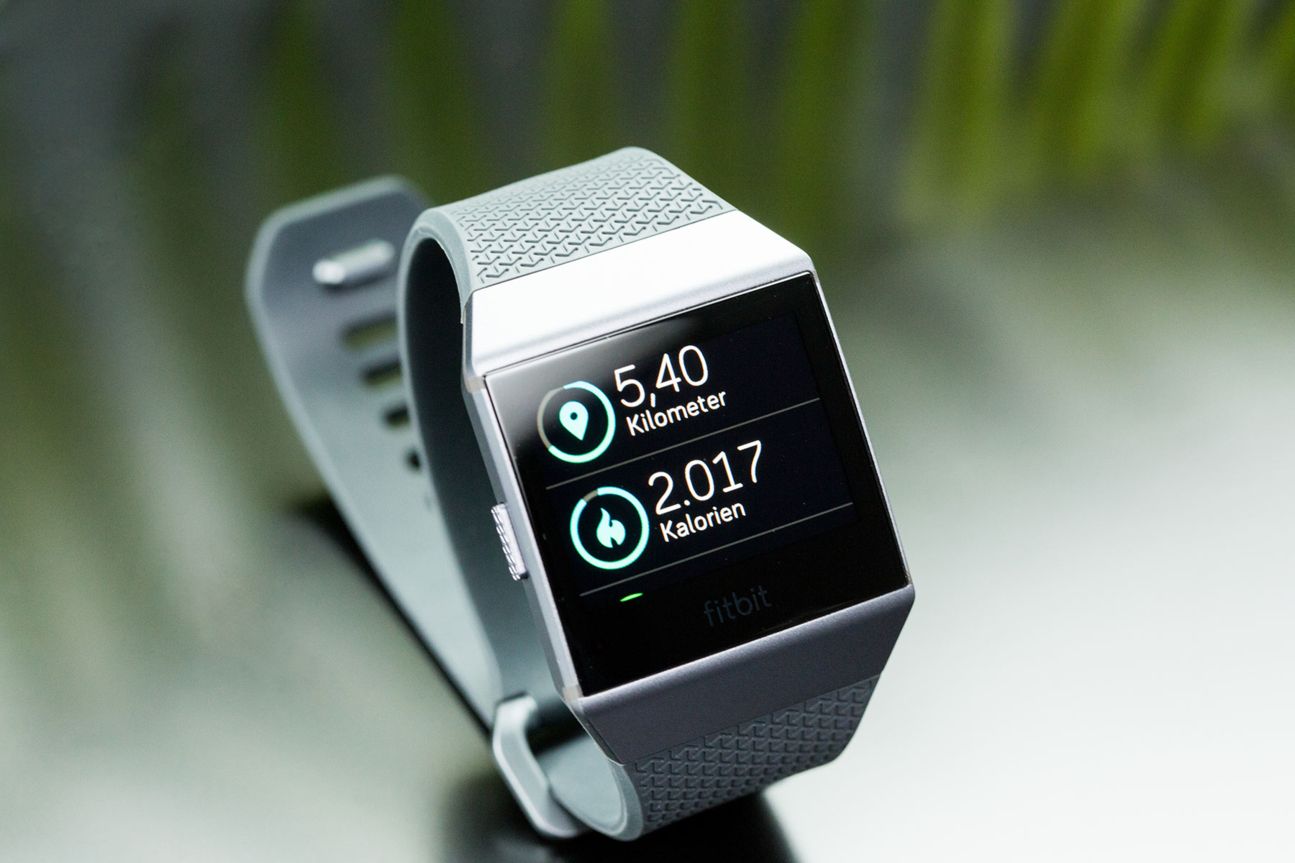 Fitbits Smartwatches, wie hier die "Ionic" ermitteln die Schrittlänge automatisch und das persönliches Fitnessalter auch.