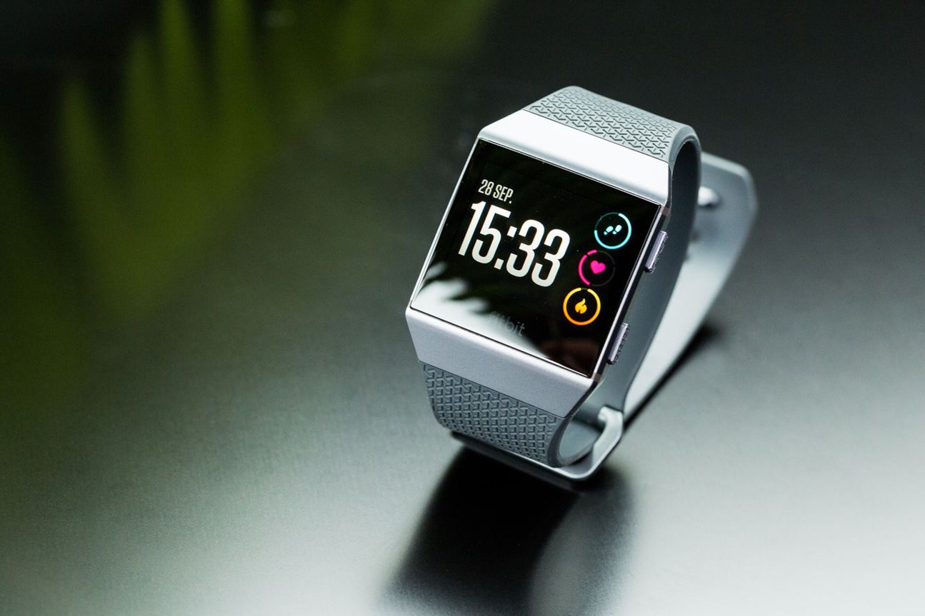 Die Fitbit Ionic kommt einer Smatwatch schon deutlich nahe.