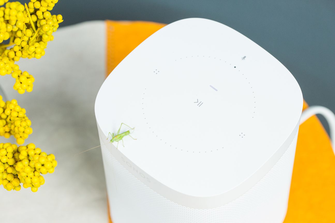 Auf der Oberseite des Sonos One finden sich die sensitiven Tasten.