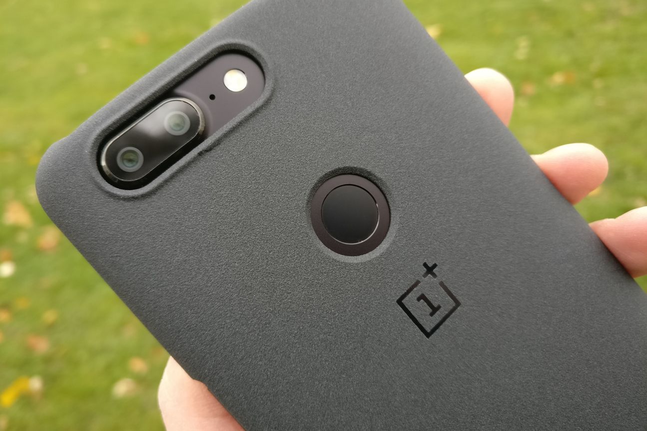 Selbst dünne Hüllen sorgen für etwas Schutz – und machen das Smartphone griffiger