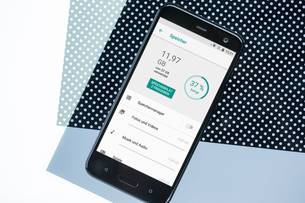 HTC U11 Life Speicherplatz freigeben auf dem HTC U11 – Handy mit Home-Button und Navigationsleiste aus dem Jahr 2017