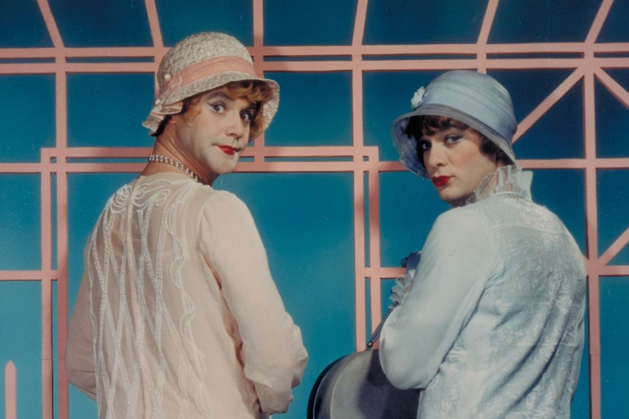Jack Lemmon und Tony Curtis versuchen, der Mafia in Frauenkleidern zu entkommen.