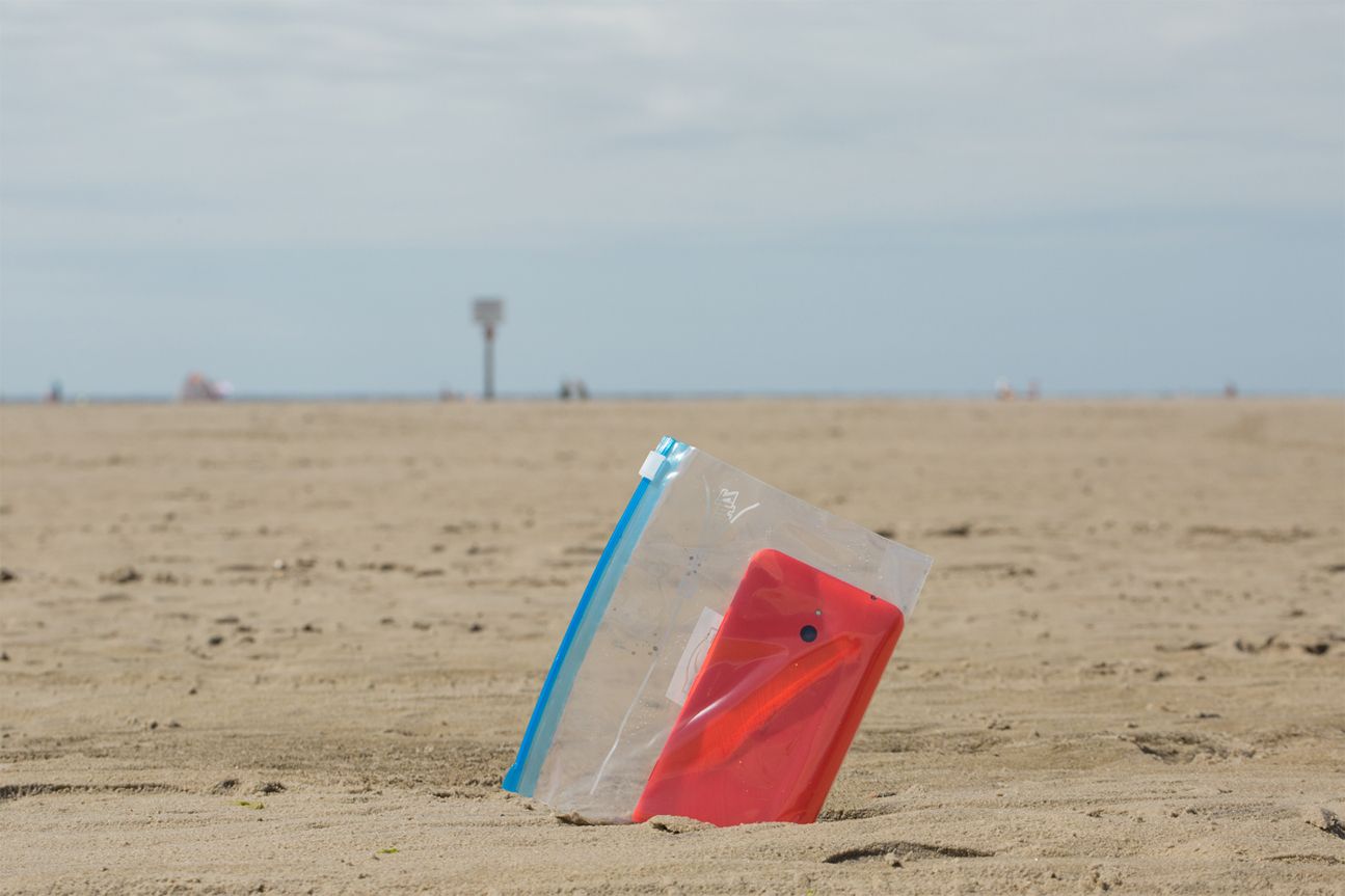 Ein Gefrierbeutel schützt das Smartphone nicht nur am Strand, sondern kann inklusive Reis auch zum Trocknen beitragen
