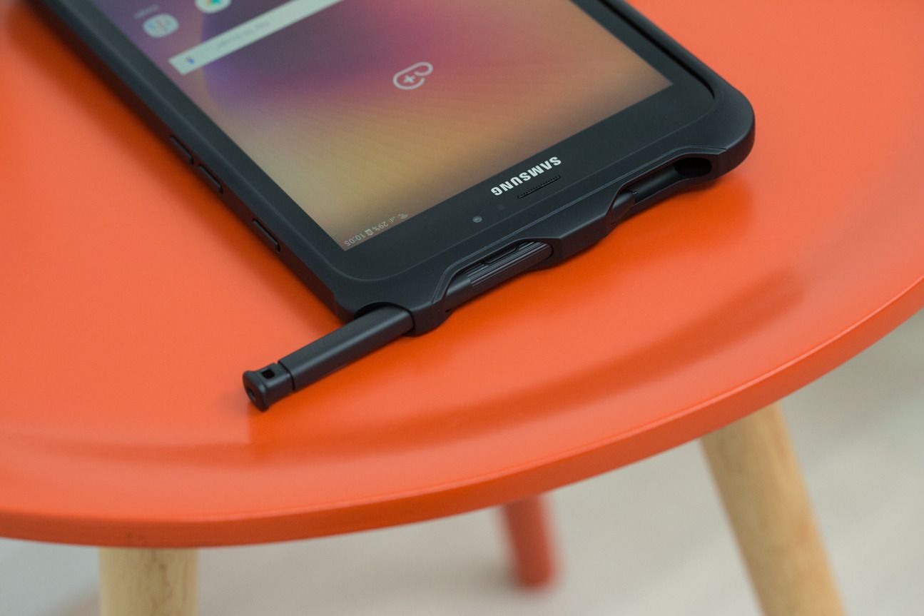 Das Galaxy Tab Active kommt bereits in einer Outdoor-Hülle – und veranschaulicht, wie klobig so ein Case ausfallen kann