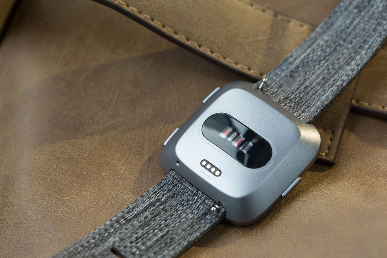 Die Fitbit Versa verfügt über drei Buttons