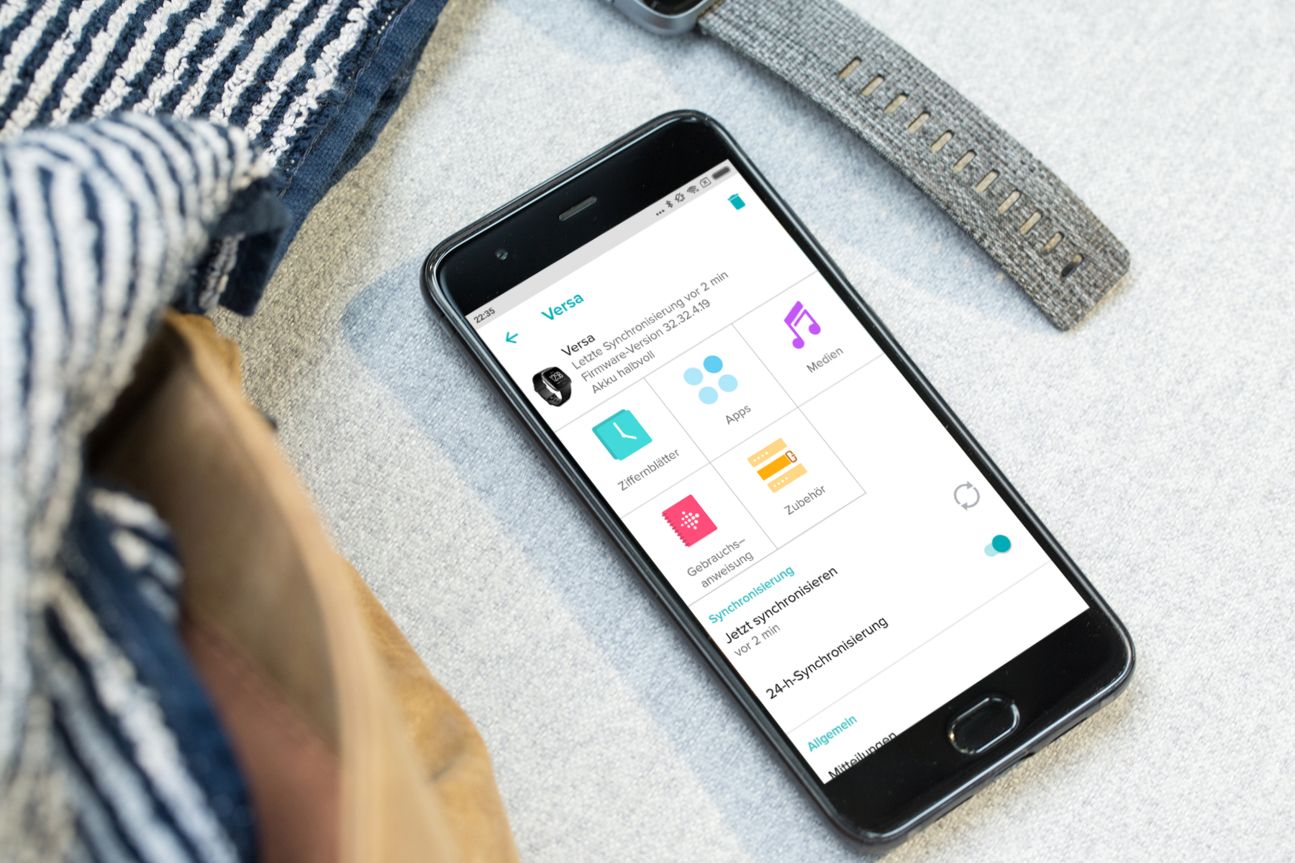 Über die Fitbit-App könnt ihr auf der Versa installierte Anwendungen einsehen und neue installieren