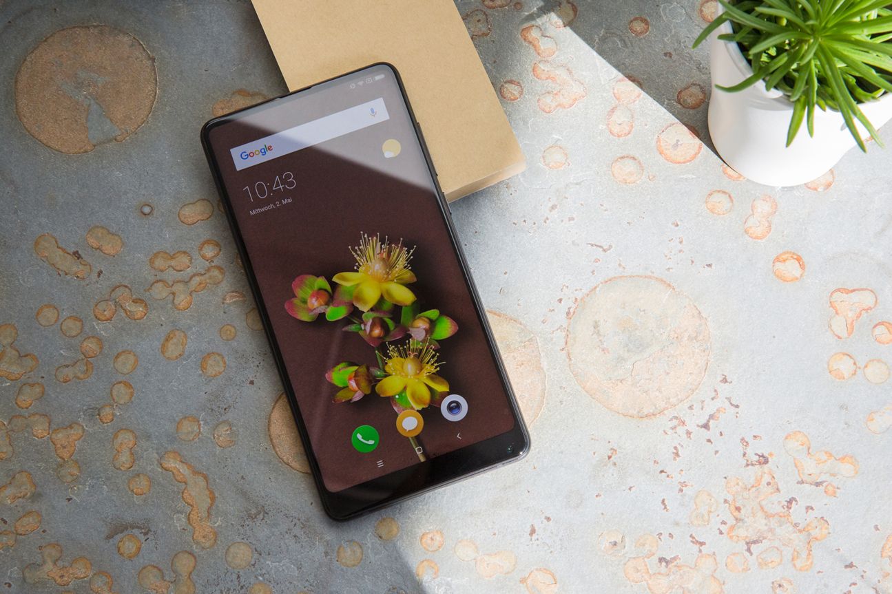 Xiaomi Mi Mix 2s auf Tisch mit Pflanze