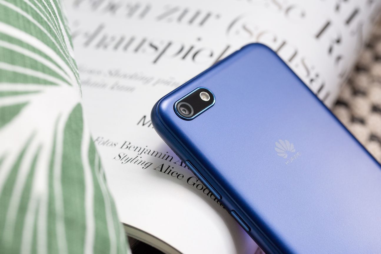 Huawei Y5 Das Huawei Y5 (2018) auf einer Zeitung lehnend.