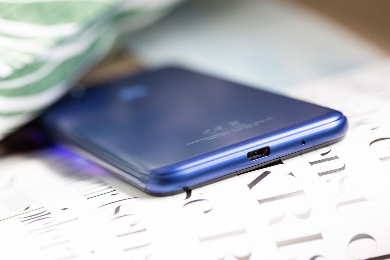 Huawei Y5 Das Huawei Y5 (2018) auf einer Zeitung liegend.