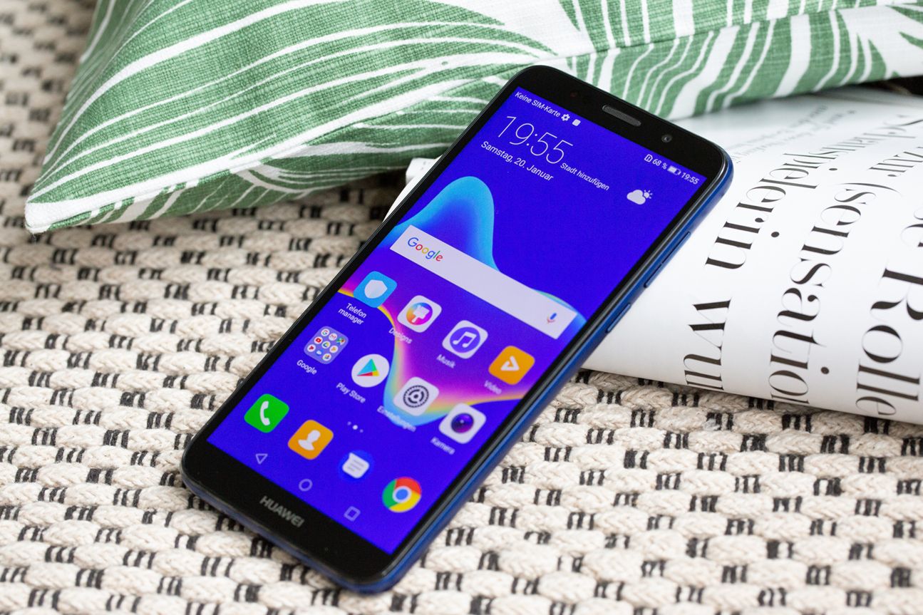 Huawei Y5 Das Huawei Y5 (2018) auf einer Zeitung lehnend.