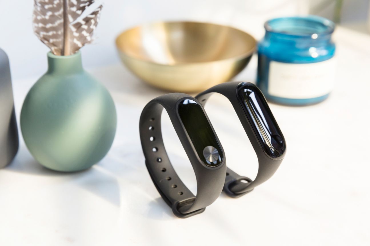 Links seht ihr nochmal das Mi Band 2 zum Vergleich.