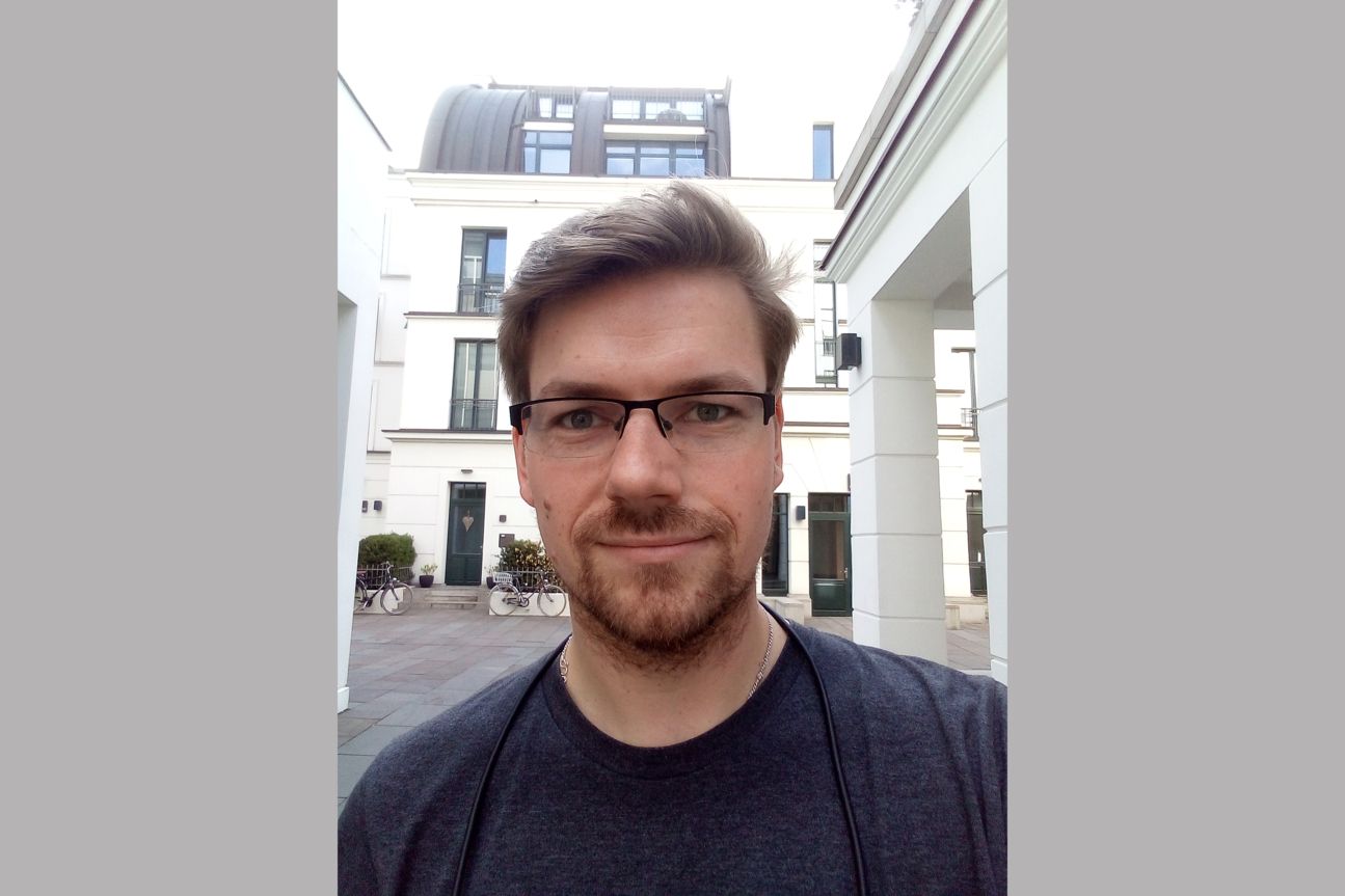 Huawei Y5 Testfotos Mensch vor Gebäude
