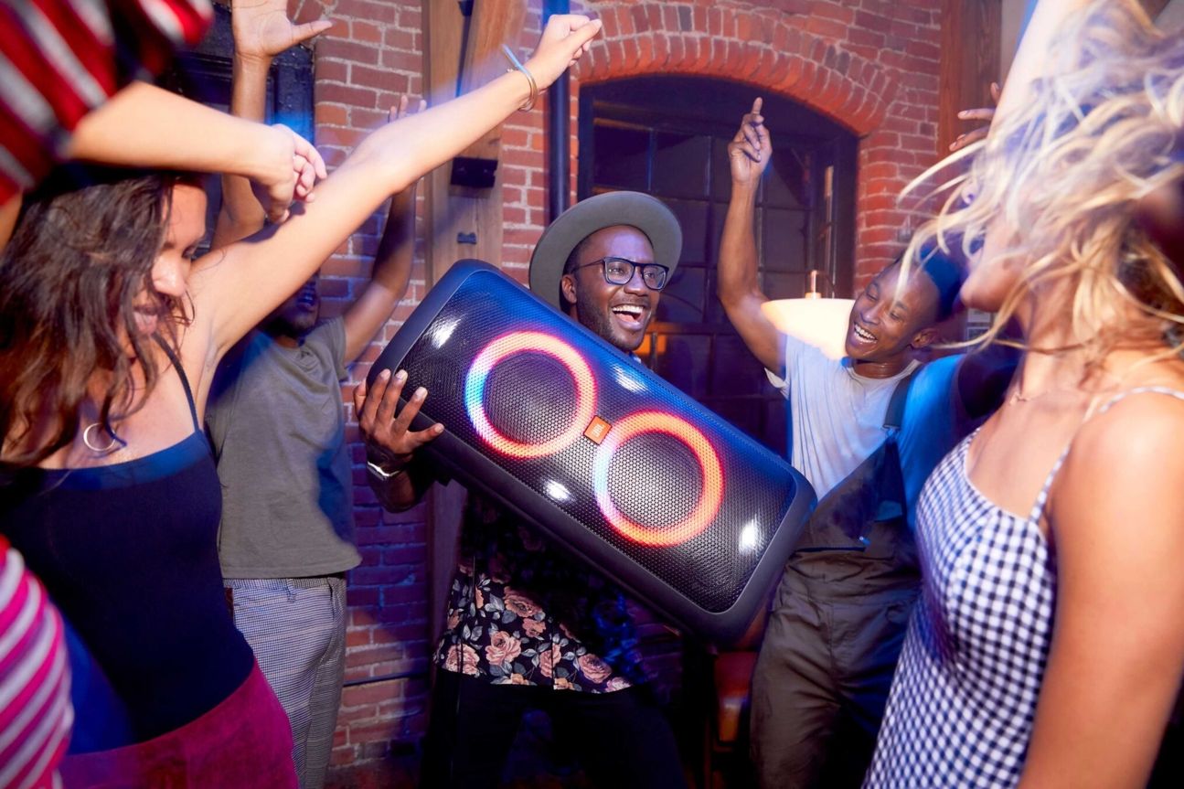 Die JBL PartyBox 300 auf einer Party