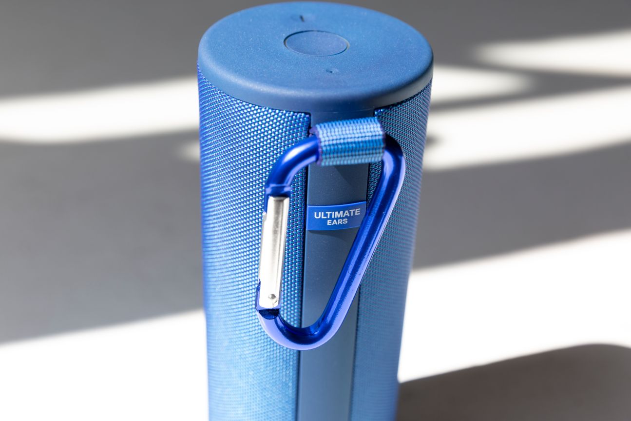 UE Boom 3 UE Boom 3 in Blau mit Karabiner.