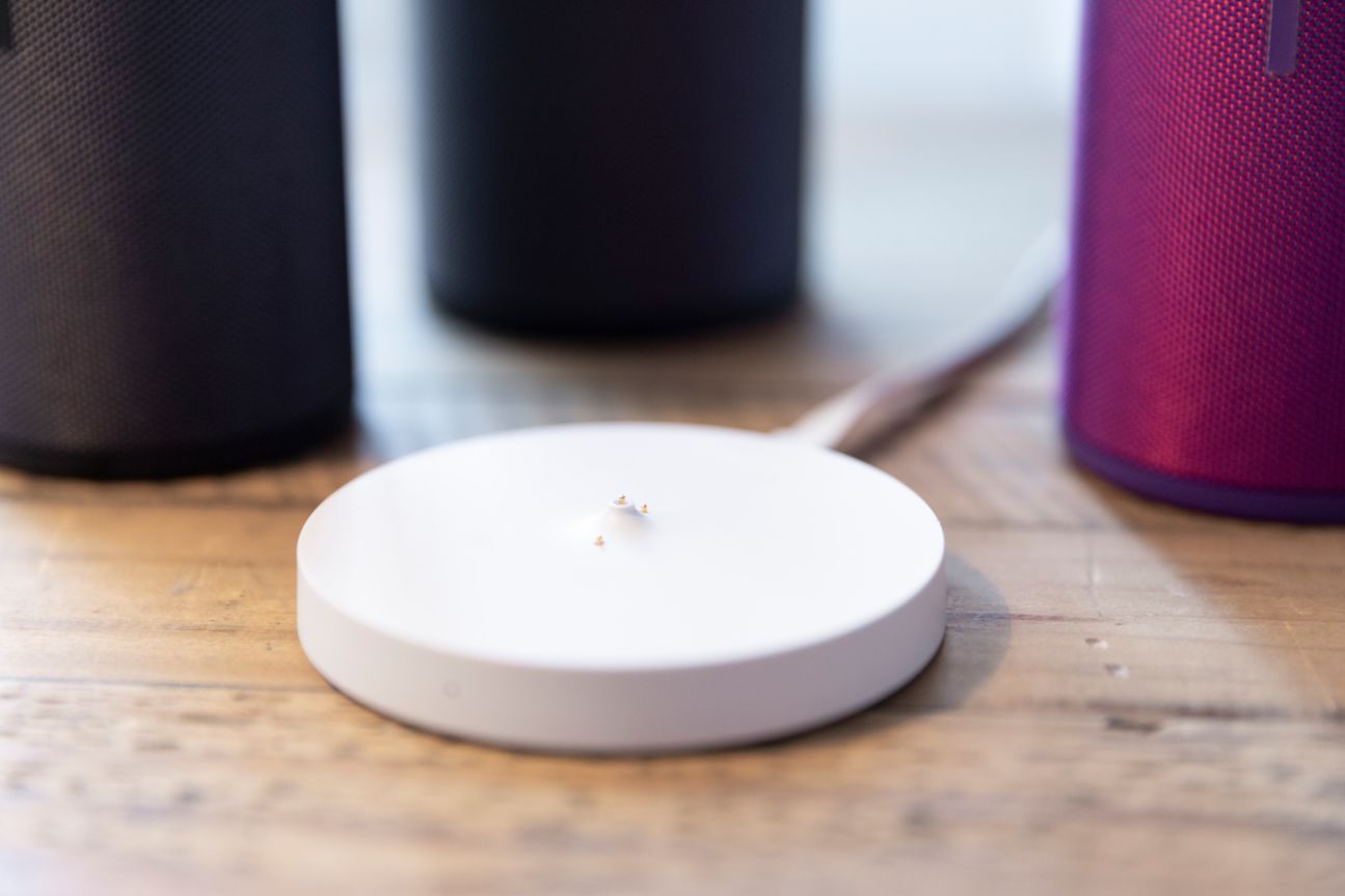 UE Boom 3, Megaboom 3, Schnellladestation Schnellladefunktion der Boom 3 auf einem Tisch