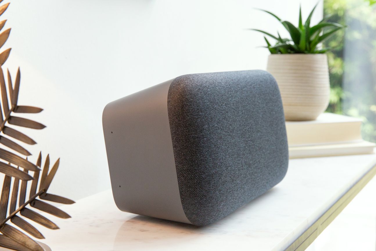 Google Home Max Der Google Home Max von der Seite