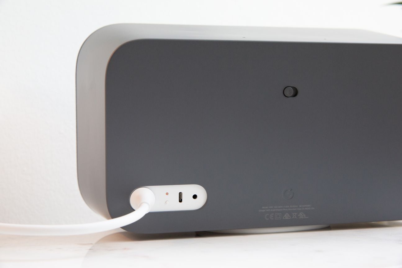 Google Home Max Der Google Home Max von hinten mit nur einem Kabel