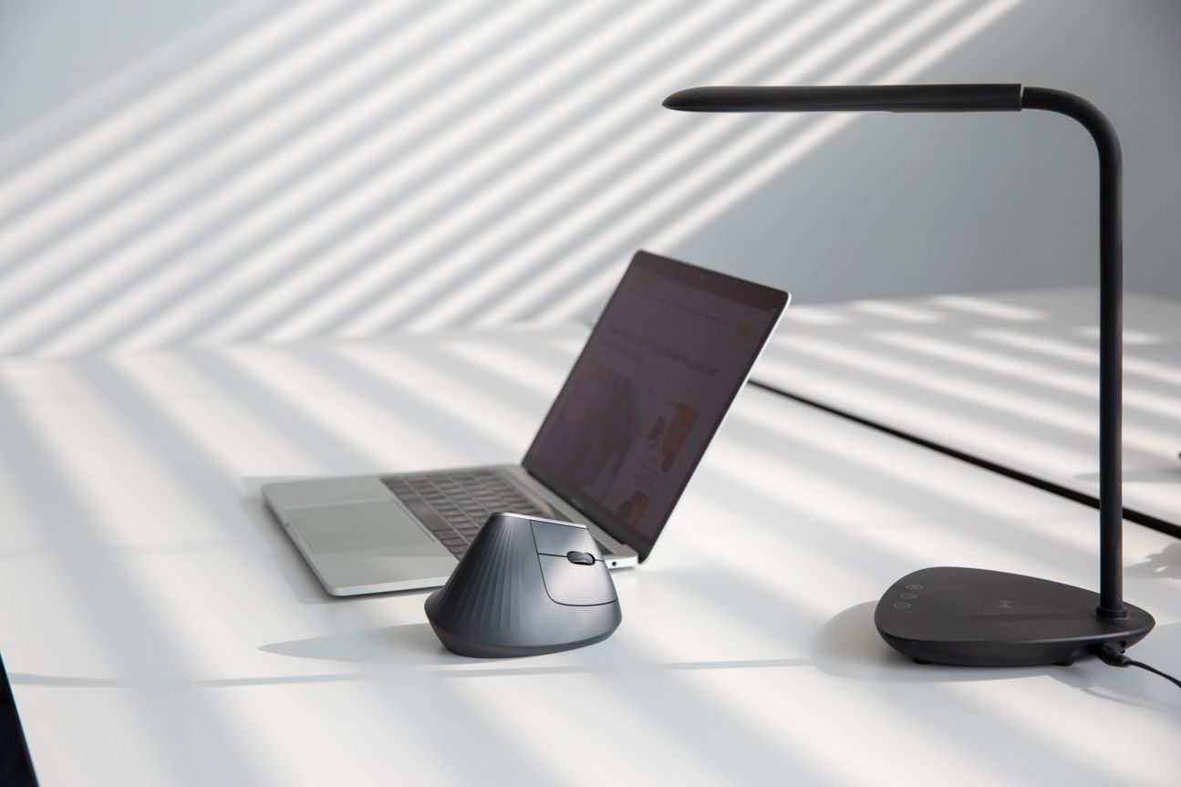 Logitech MX Vertical Logitech MX Vertical auf einem Schreibtisch ein MacBook Pro.