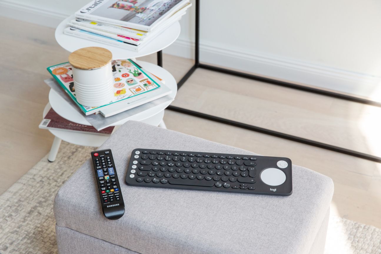 Logitech TV K600 Logitech K600 neben einer Fernbedienung.