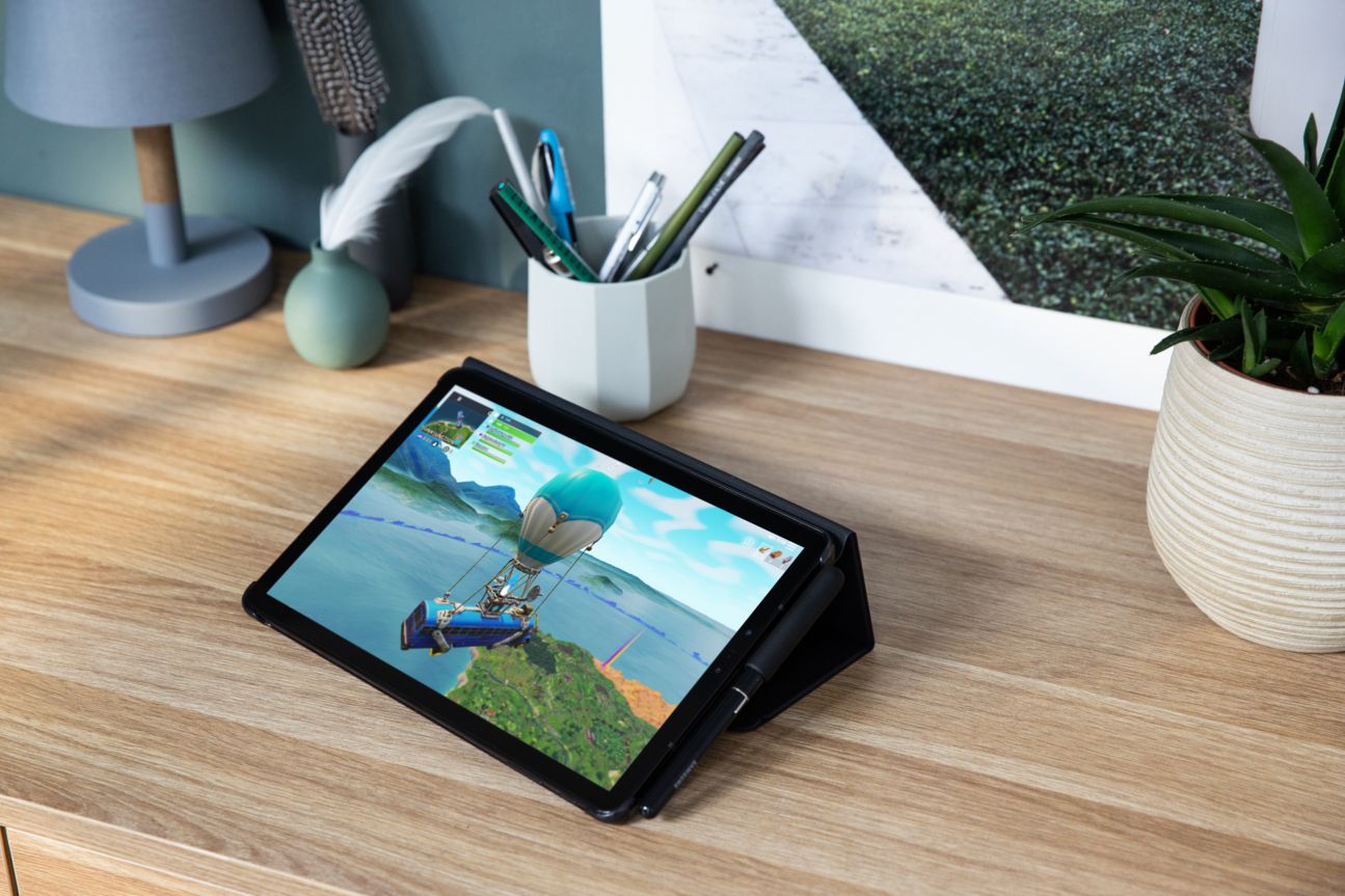 Samsung Galaxy Tab S4 Galaxy Tab S4 auf dem "Fortnite" läuft, auf einem Schreibtisch.