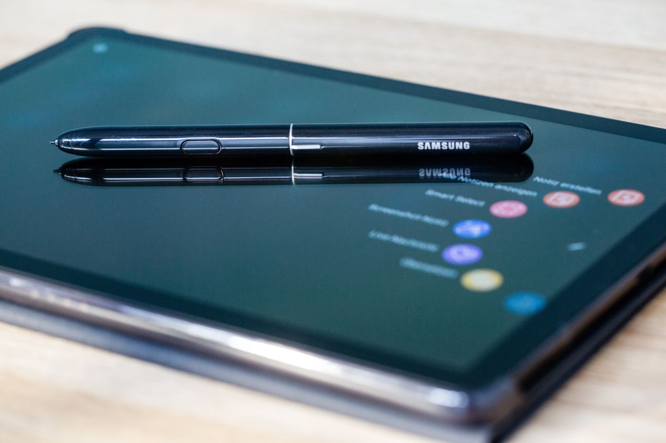 Das Galaxy Tab S4 auf einer Holzunterlage