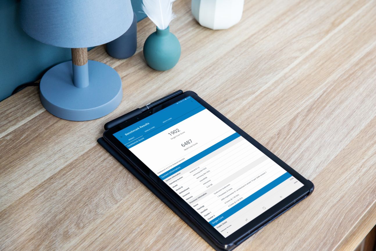 Samsung Galaxy Tab S4 Samsung Galaxy Tab S4 auf einem Schreibtisch