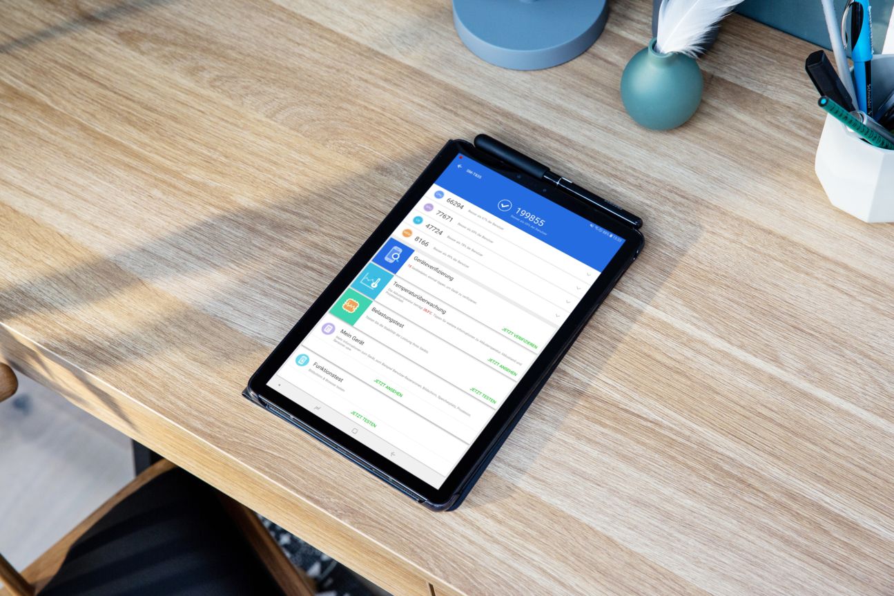 Samsung Galaxy Tab S4 Samsung Galaxy Tab S4 auf einem Schreibtisch