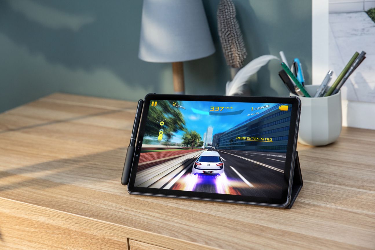 Galaxy Tab S4 auf dem "Asphalt 8: Airborne" läuft, auf einem Schreibtisch.