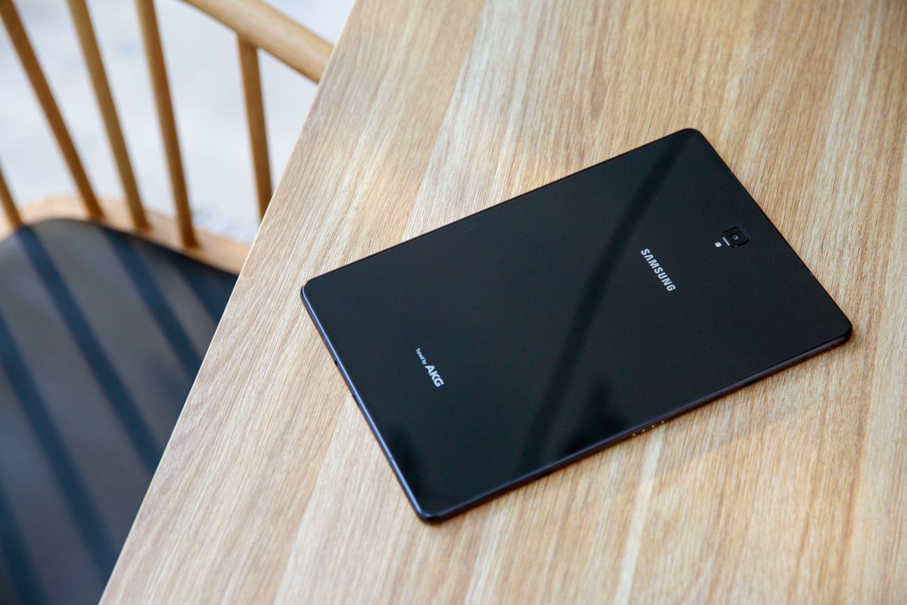 Samsung Galaxy Tab S4 Das Galaxy Tab S4 auf einem Schreibtisch.