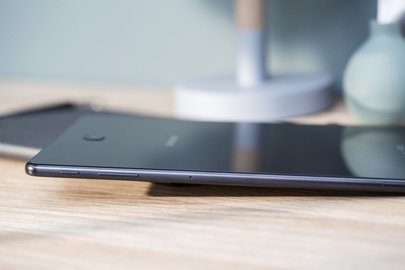 Samsung Galaxy Tab S4 Das Galaxy Tab S4 auf einem Schreibtisch.