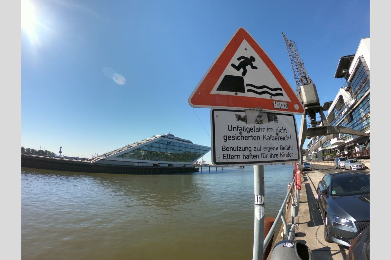 Go Pro Hero 7 Black Kamerabild Schild am Hafenbecken
