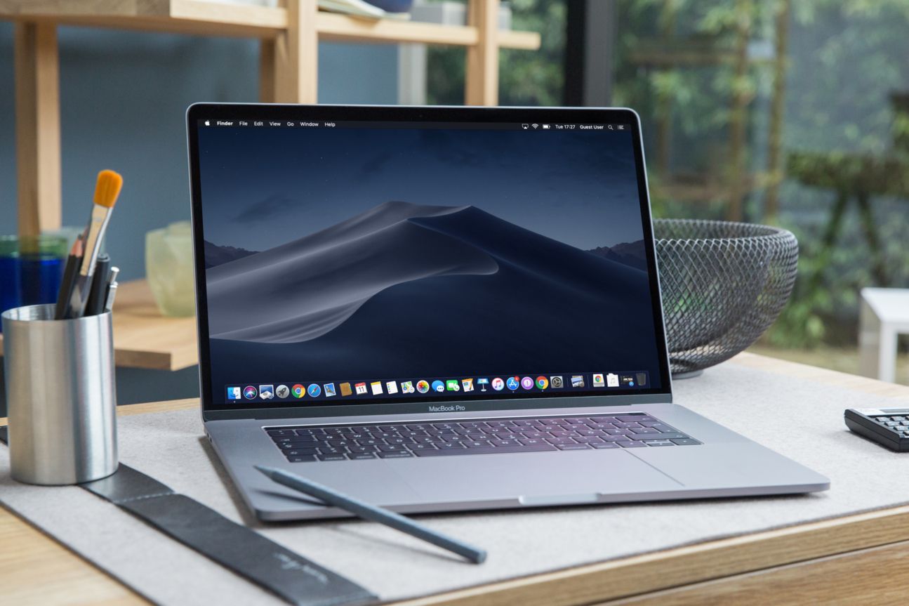 Darkmode Desktop MacBook auf einem Tisch