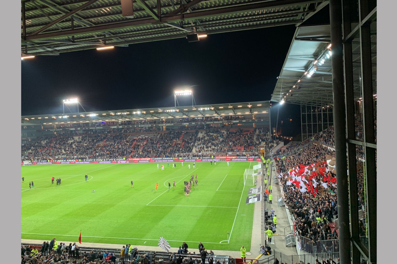 iPhone Xs Max , Testfotos Stadion am Millerntor mit Spielern auf dem Rasen.