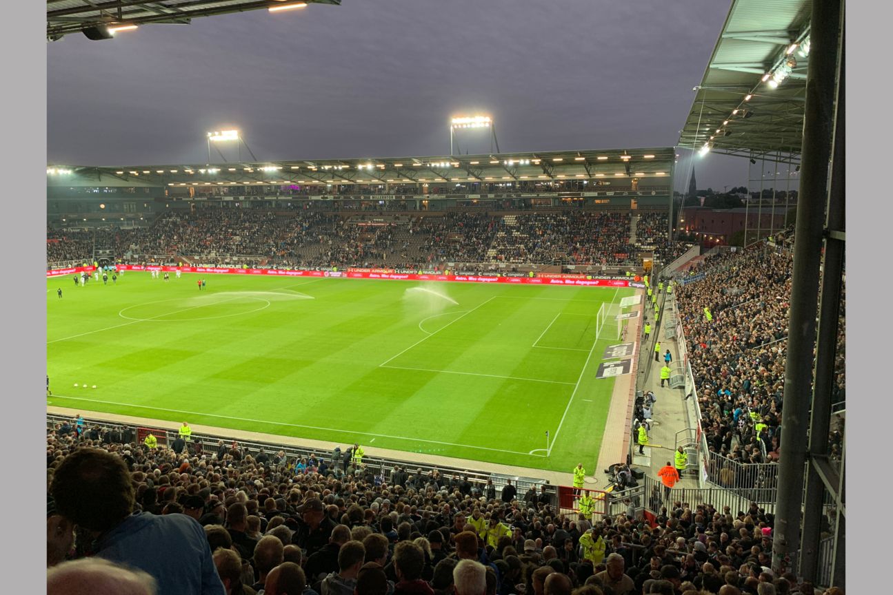 iPhone Xs Max , Testfotos Stadion am Millerntor mit laufender Sprinkleranlage