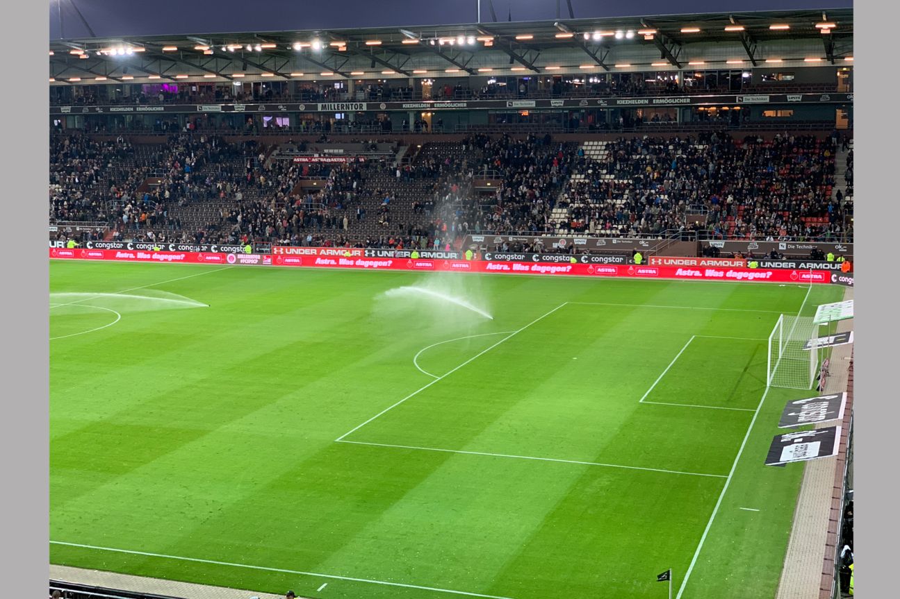iPhone Xs Max , Testfotos Stadion am Millerntor mit laufender Sprinkleranlage