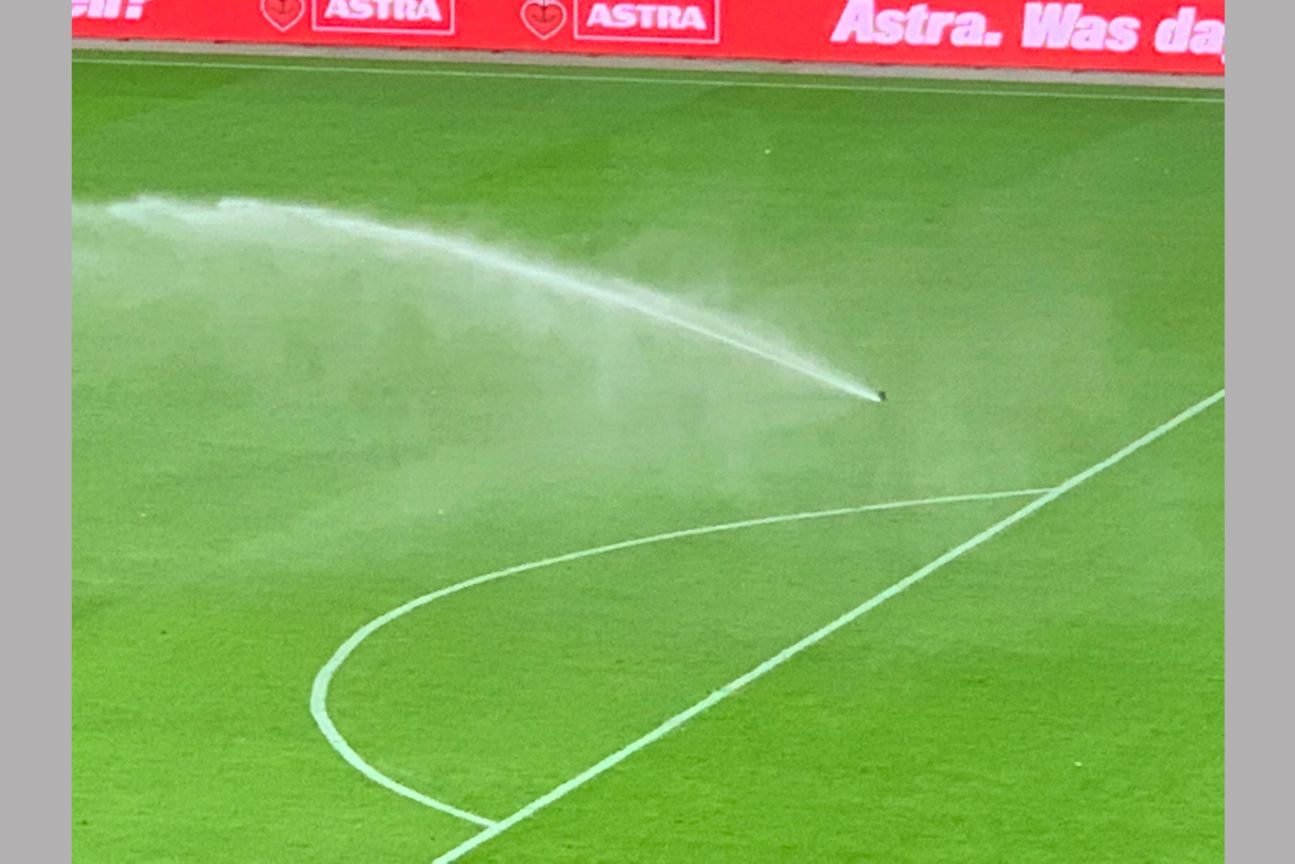 iPhone Xs Max , Testfotos Stadion am Millerntor mit laufender Sprinkleranlage