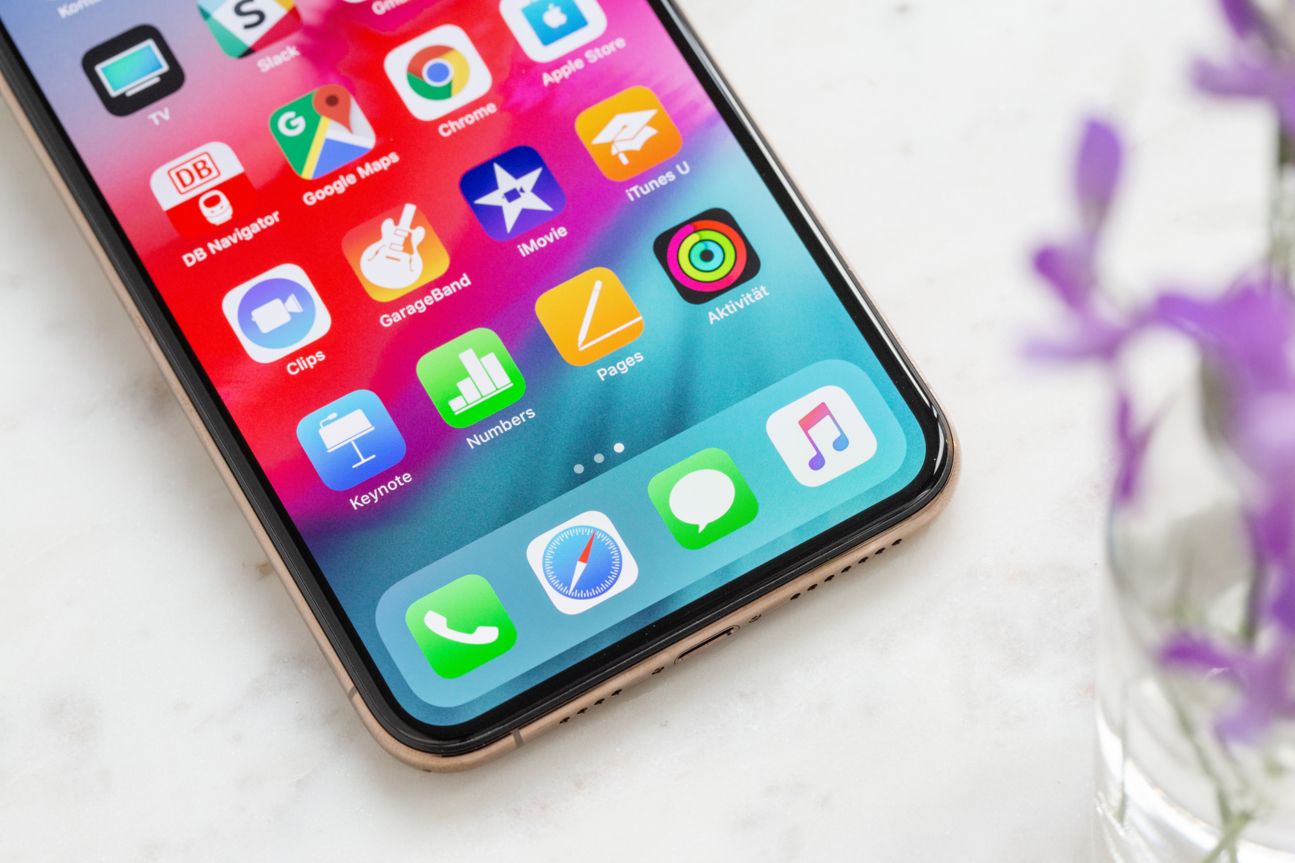 Apple iPhone Xs Max Die untere Hälfte des iPhone Xs Max in der Nahaufnahme.