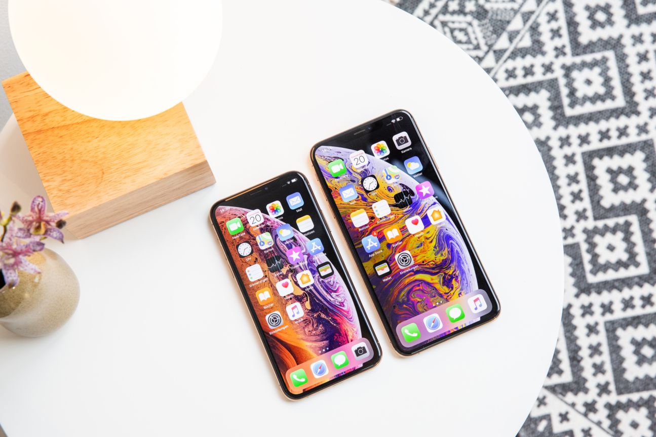 Apple iPhone Xs und Xs Max Das iPhone Xs neben dem iPhone Xs Max auf einer weißen Unterlage.