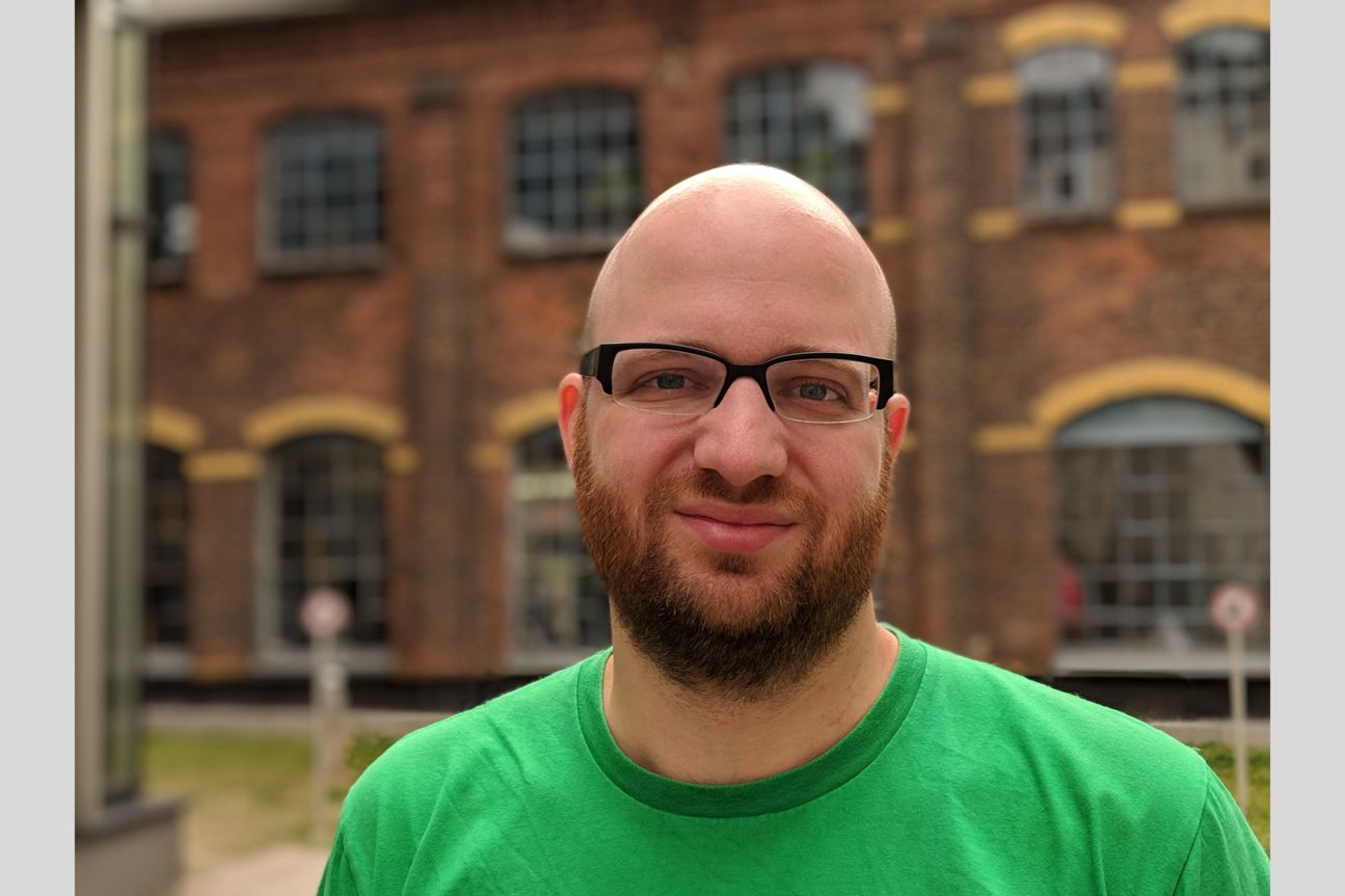 Kameravergleich, iPhone Xs, iPhone X, Galaxy S9 Plus, Pixel 2 Porträt von Mann mit Glatze und Bart