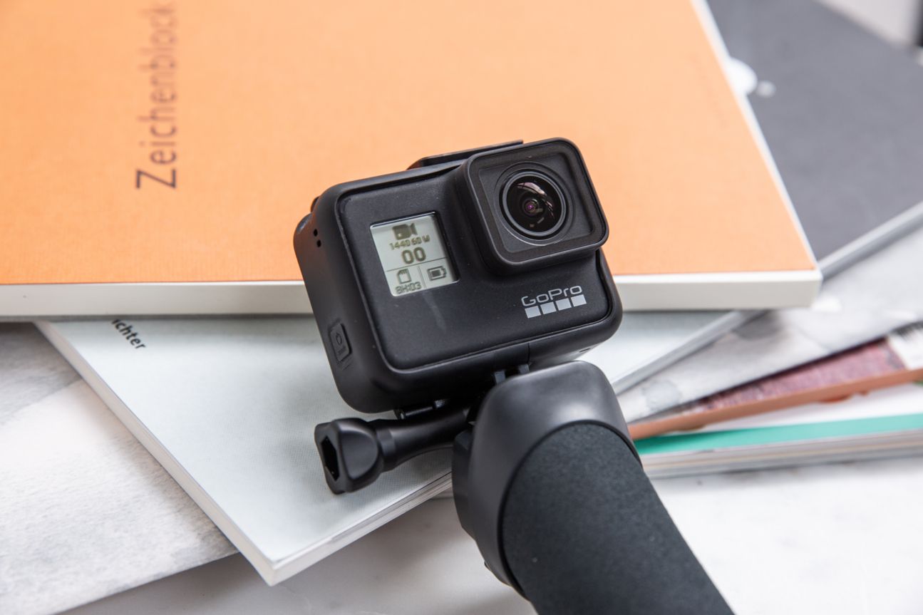 GoPro Hero Black 7 Actionkamera an einer Halterung.