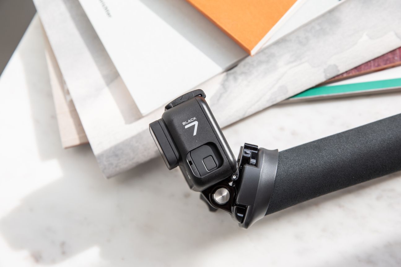 GoPro Hero Black 7 Actionkamera an einer Halterung.