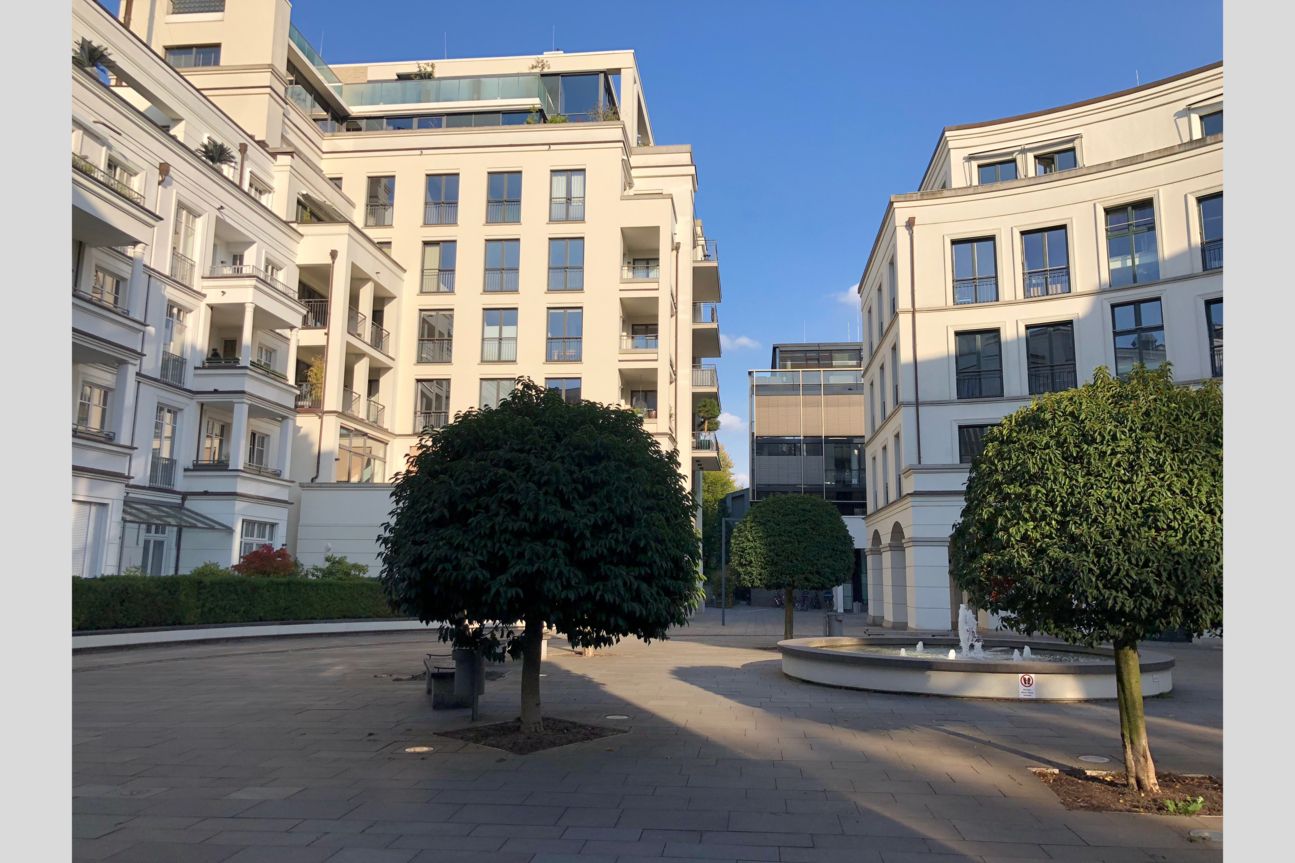 Kameravergleich, iPhone Xs, iPhone X, Galaxy S9 Plus, Pixel 2 Ein Innenhof bei Sonnenschein.